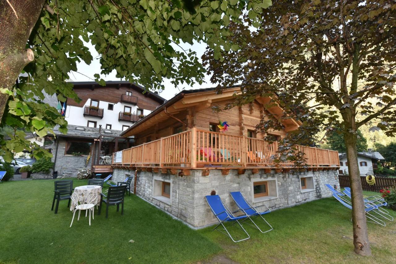 Hotel Des Roses Antey-Saint-André Exteriör bild