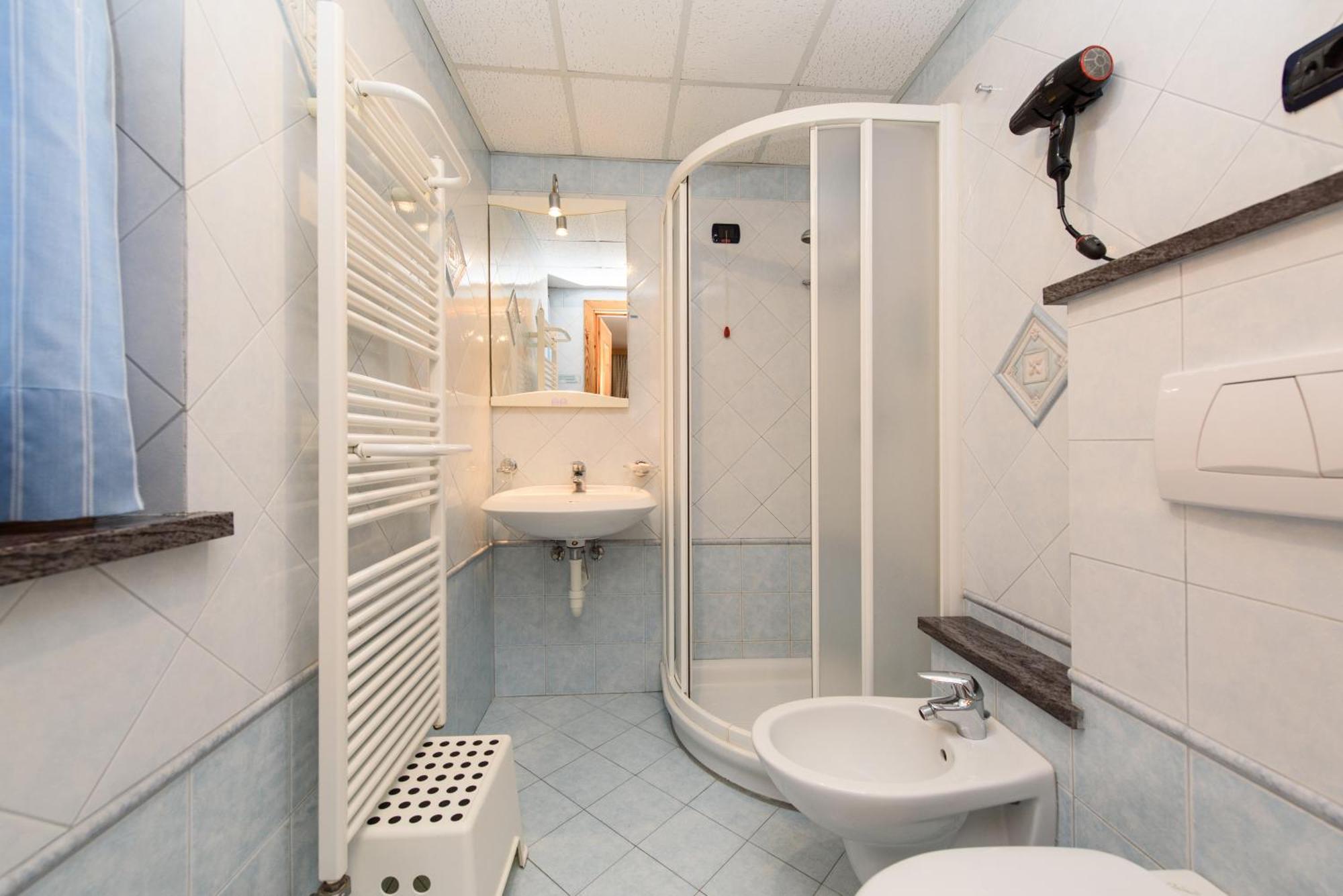 Hotel Des Roses Antey-Saint-André Exteriör bild