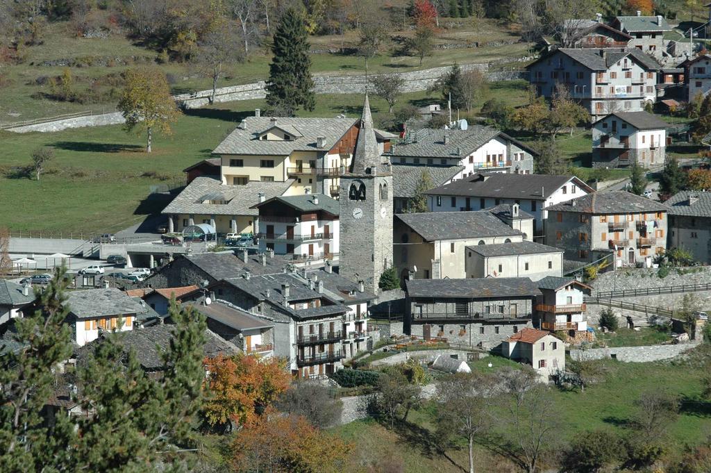 Hotel Des Roses Antey-Saint-André Exteriör bild