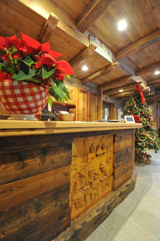 Hotel Des Roses Antey-Saint-André Exteriör bild