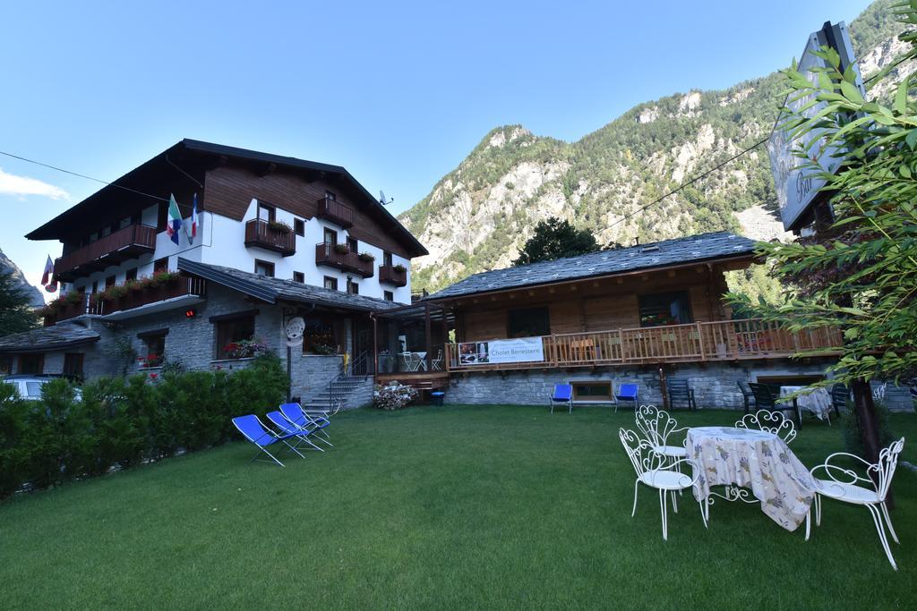 Hotel Des Roses Antey-Saint-André Exteriör bild