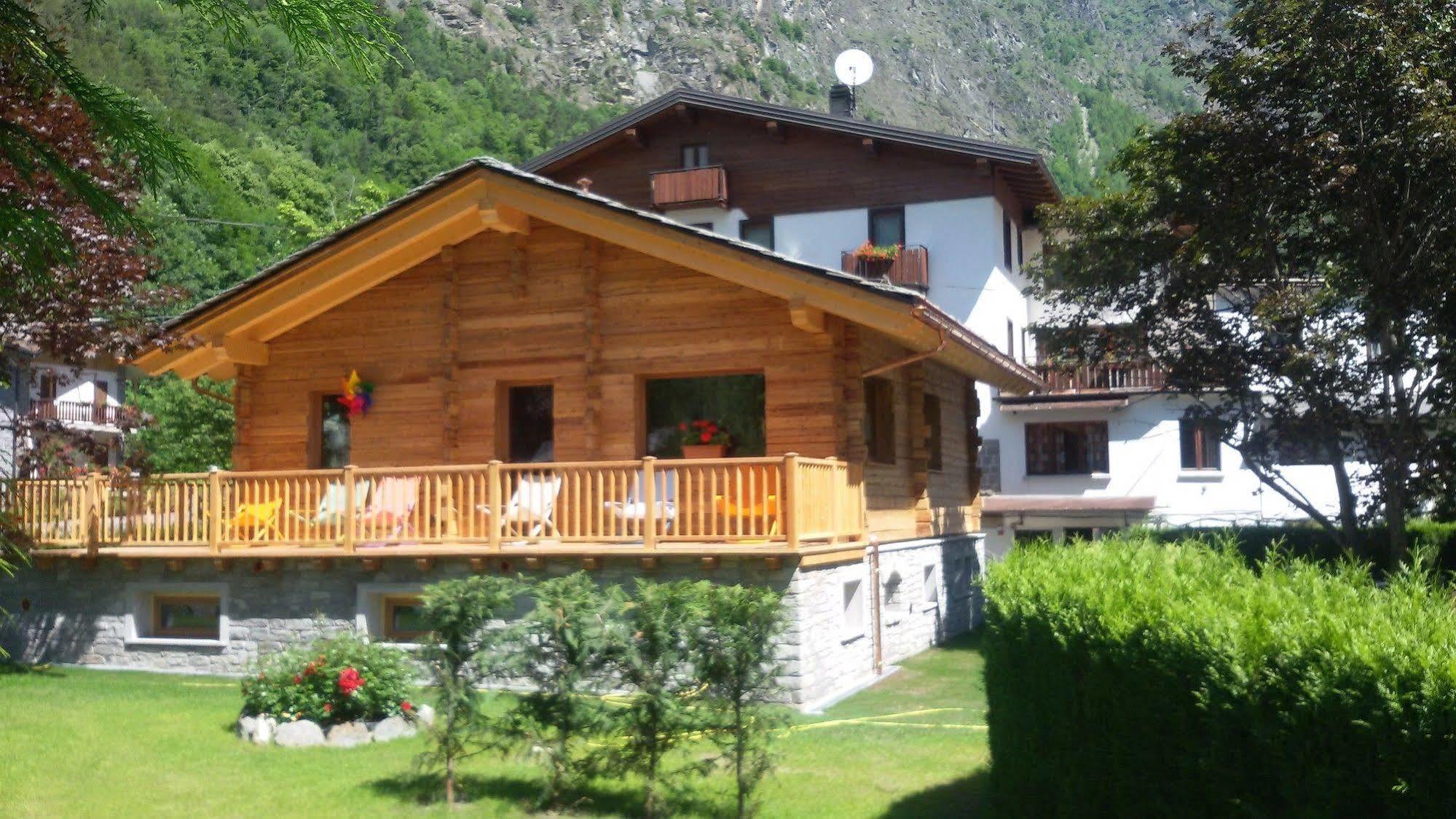 Hotel Des Roses Antey-Saint-André Exteriör bild